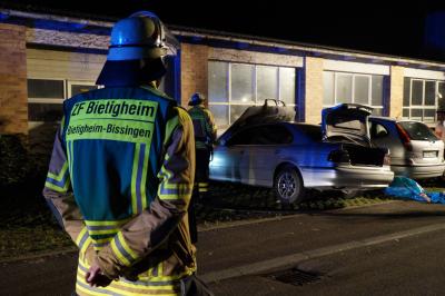 PKW geht an einer Lagerhalle in Flammen auf in Bietigheim-Bissingen